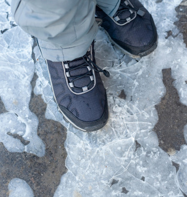 Trucul ieftin care topește gheața din curte în câteva minute