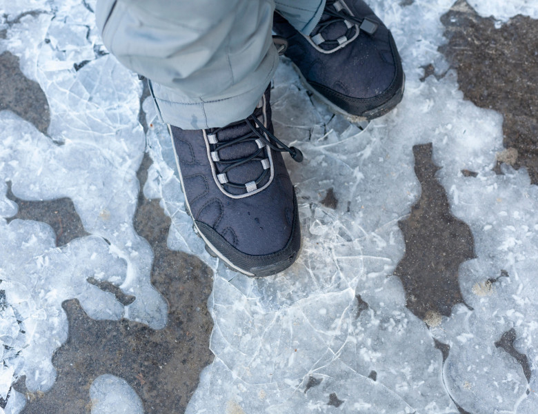 Trucul ieftin care topește gheața din curte în câteva minute