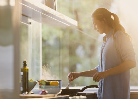 Gătitul acasă reduce riscul de demență/ Profimedia