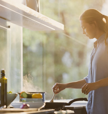 Gătitul acasă reduce riscul de demență/ Profimedia