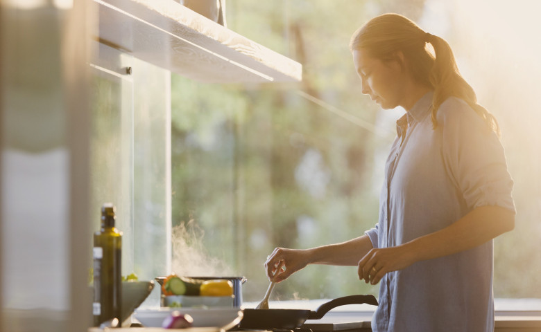 Gătitul acasă reduce riscul de demență/ Profimedia