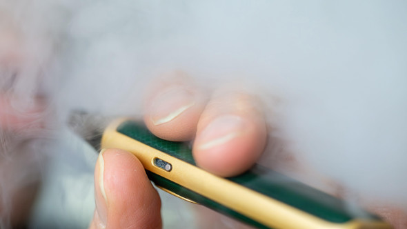 Țigările electronice, pericol ascuns pentru sănătate. Ce se întâmplă cu vocea celor care folosesc vape