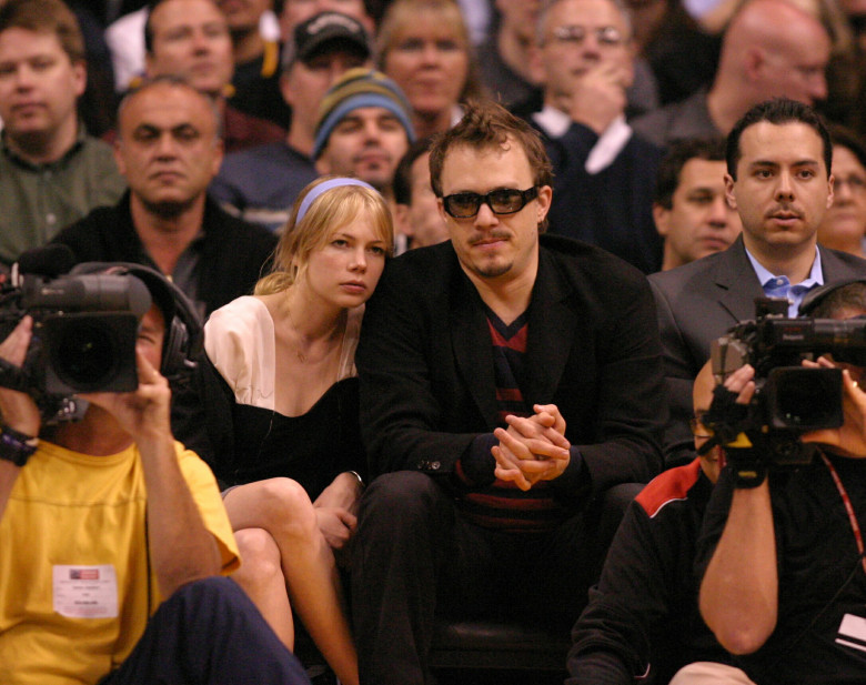 Michelle Williams and Heath Ledger watch the L.A. Lakers