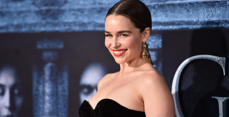 Emilia Clarke intr-o rochie neagra fara umeri la premiera Game of Thrones