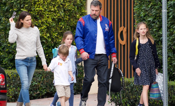 Ben Affleck meets with Jennifer Garner to say hello to his kids after school