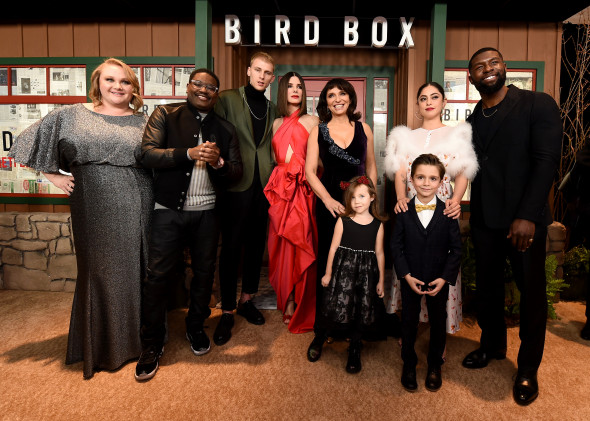 Sandra Bullock alaturi de distributia filmului Bird Box