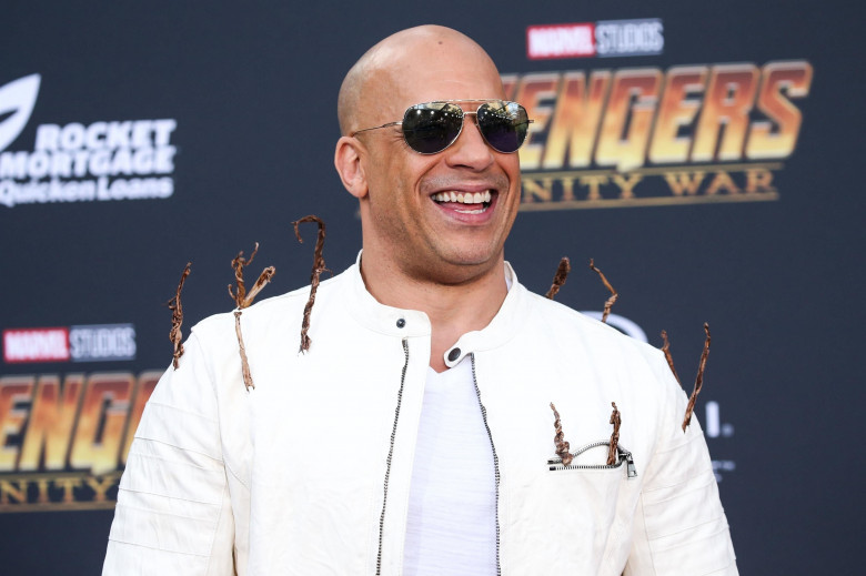 vin diesel cu ochelari la ochi si intr-o geaca alba la premiera filmului avengers infinity war