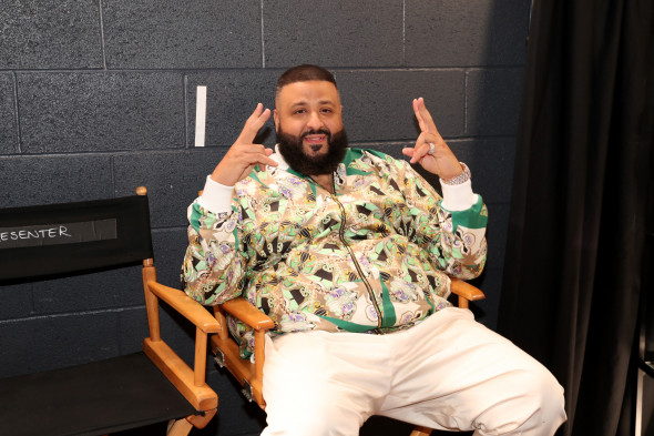 DJ Khaled face semnele pacii in culise la iHeart Radio