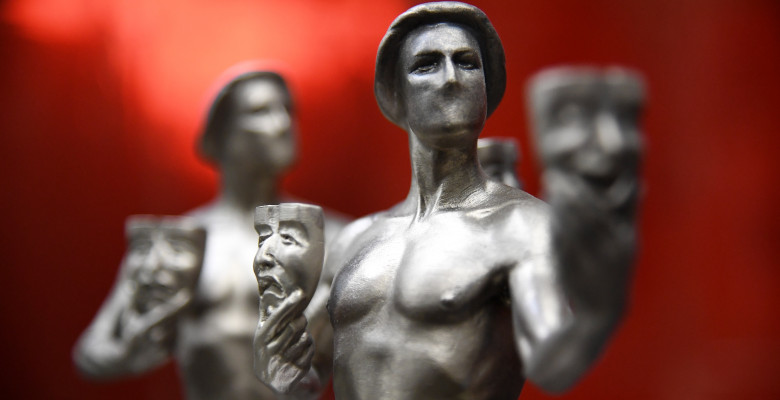 prim plan cu doua statuete de la premiile sindicatului actorilor americani