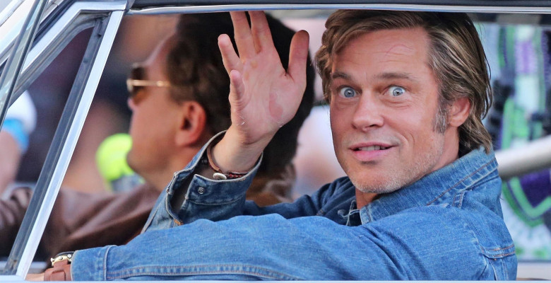 Brad Pitt si Leonardo DiCaprio intr-o masina pe platourile de filmare de la once upon a time in hollywood