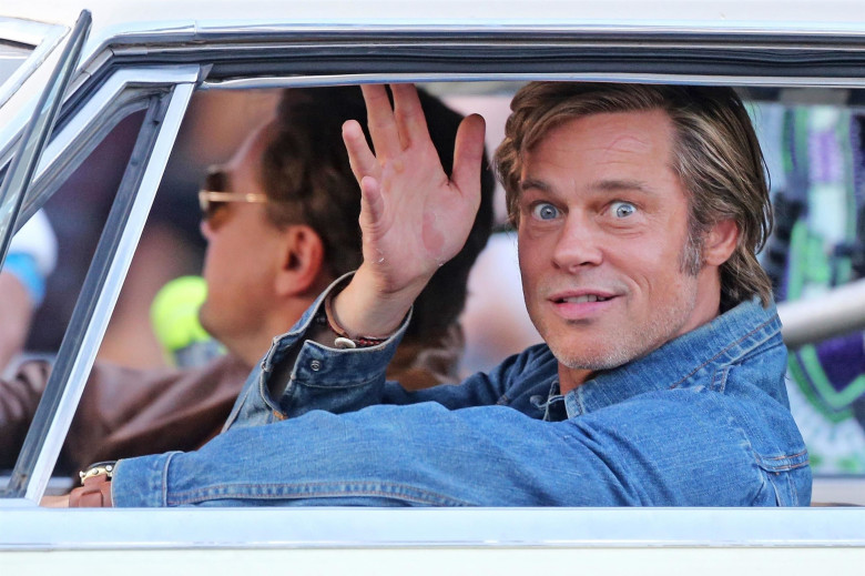 Brad Pitt si Leonardo DiCaprio intr-o masina pe platourile de filmare de la once upon a time in hollywood