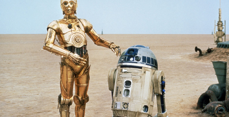 captura cu C-3PO si R2-D2 din Star Wars: Episode IV - A New Hope (1977)
