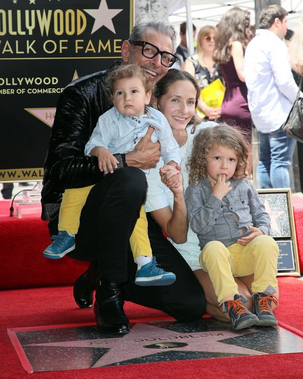 Jeff Goldblum pozeaza alaturi de sotia si copiii lui pe hollywood walk of fame dupa ce a primit stea