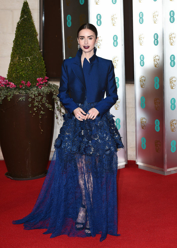 Lily Collins imbracata intr-o rochie albastra la Bafta 2019