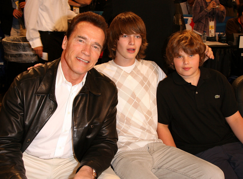 Arnold Schwarzenegger la un meci de baschet alaturi de baietii lui, Patrick si Christopher