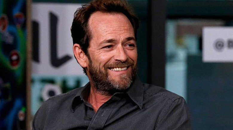 luke perry cu barba zambeste