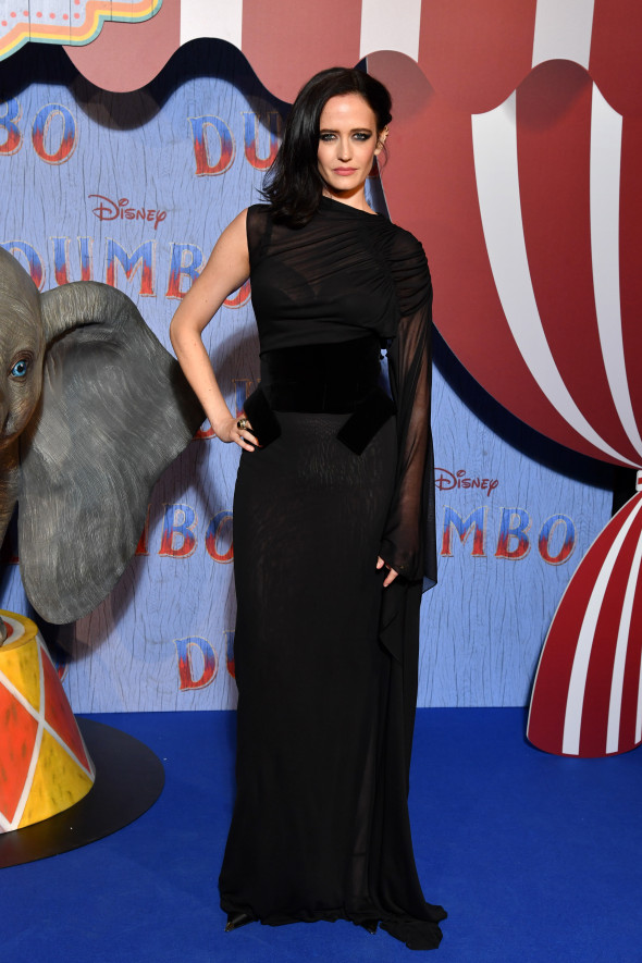 eva green intr-o rochie neagra pe covorul rosu de la premiera filmului dumbo din paris