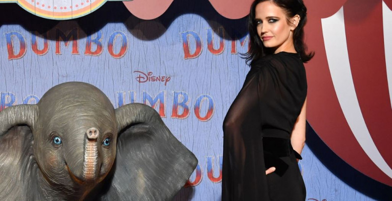 eva green pozeaza alaturi de o figurina dumbo la premiera filmului disney din paris