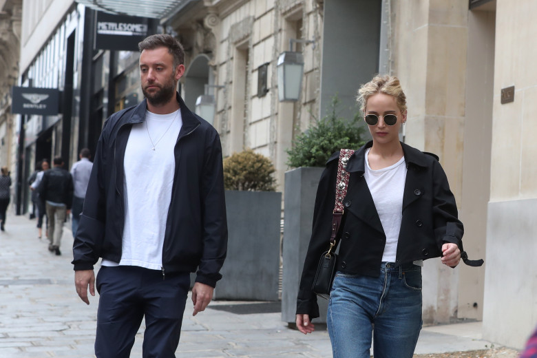 Exclusif - Jennifer Lawrence et son compagnon Cooke Maroney se baladent à Paris