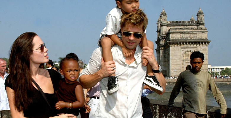 Brad Pitt și Angelina Jolie cu copiii lor/ Profimedia