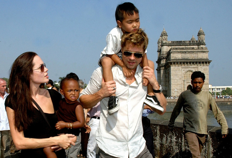 Brad Pitt și Angelina Jolie cu copiii lor/ Profimedia