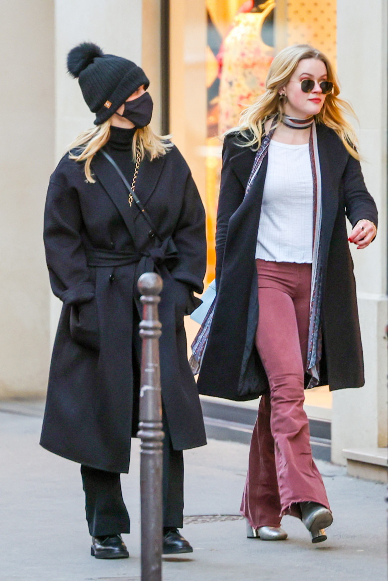 Reese Witherspoon et sa fille Ava Elizabeth Phillippe se baladent dans les rues de Paris