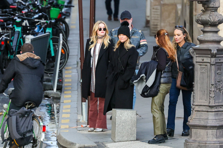 Reese Witherspoon et sa fille Ava Elizabeth Phillippe se baladent dans les rues de Paris