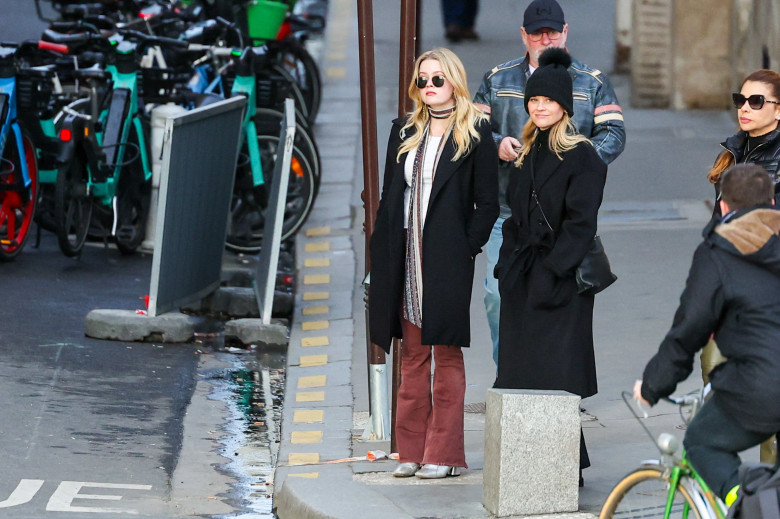 Reese Witherspoon et sa fille Ava Elizabeth Phillippe se baladent dans les rues de Paris
