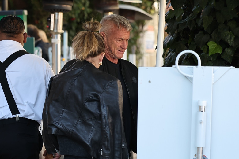 *EXCLUSIVE* Sean Penn has lunch with his daughter Dylan at The Ivy