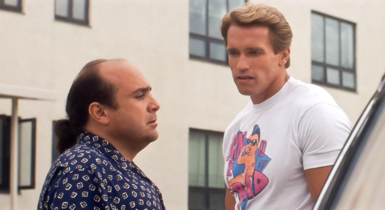 USA. Arnold Schwarzenegger and Danny DeVito  in a scene from the ©Universal Pictures movie: Twins (1988).Plot: A physically perfect but innocent man goes in search of his long-lost twin brother, who is short, a womanizer, and small-time crook. Ref:  LMK