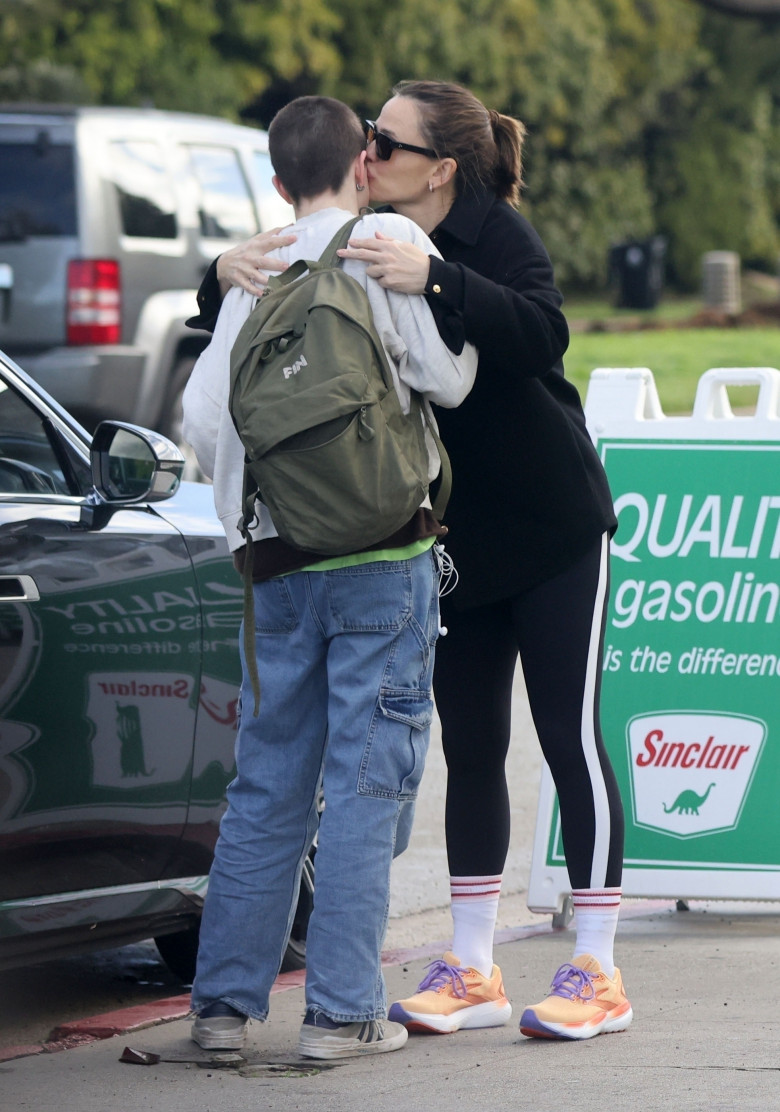 *EXCLUSIVE* Seraphina sports a new buzz cut as she is seen with mom Jennifer Garner at Los Angeles bus stop