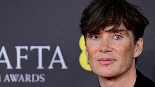 Fiul cel mic al lui Cillian Murphy, într-un serial alături de Sienna Miller. Adolescentul îi seamănă mult starului din „Oppenheimer”