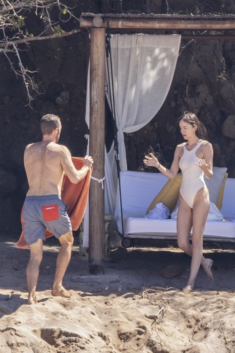 Dakota Johnson și Chris Martin în Puerto Vallarta/ Profimedia