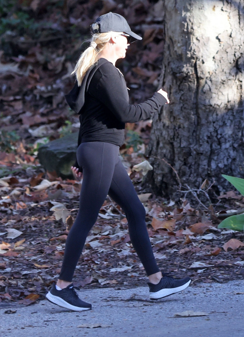 *EXCLUSIVE* Reese Witherspoon takes morning jog