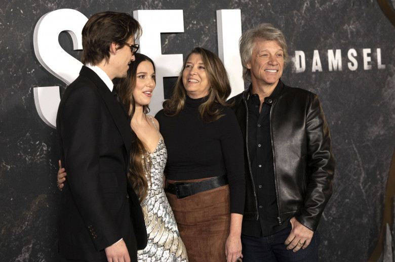 Jake Bongiovi, Millie Bobby Brown, Dorothea Hurley und Jon Bon Jovi bei der Premiere des Netflix-Films Damsel im Paris T