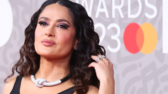 Salma Hayek a împlinit 60 de ani și a sărbătorit în cel mai îndrăzneț mod. A renunțat de tot la haine pentru o baie în ocean