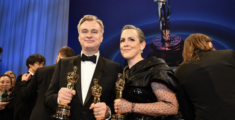 Regizorul Christopher Nolan și producătoarea Emma Thomas Oscarurile pentru "Oppenheimer", desemnat cel mai bun film