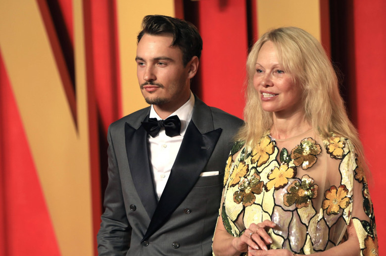 Brandon Lee mit Mutter Pamela Anderson bei der Vanity Fair Oscar Party 2024 anlässlich der 96. Oscar-Verleihung im Walli