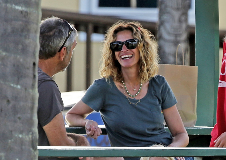 EXCLUSIVE: Julia Roberts And Family Enjoy The Last Days Of Their Hawaiian Vacation Drinking Coffee With Friends In Kauai