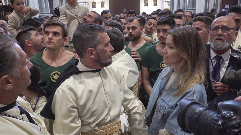 ANTONIO BANDERAS Y NICOLE KIMPEL...COMPLICIDAD Y CARICIAS EN SEMANA SANTA