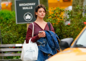 Suri Cruise, surprinsă pe străzile din New York de ziua ei de naștere/ Profimedia