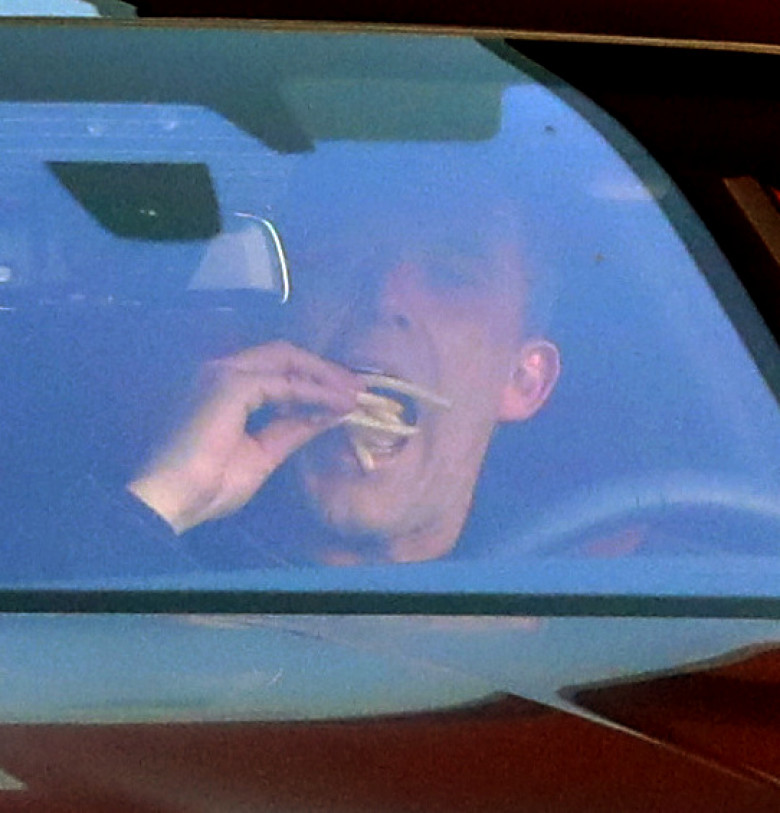 PREMIUM EXCLUSIVE Ben Affleck Stuffs His Face At The McDonald's Drive-Thru