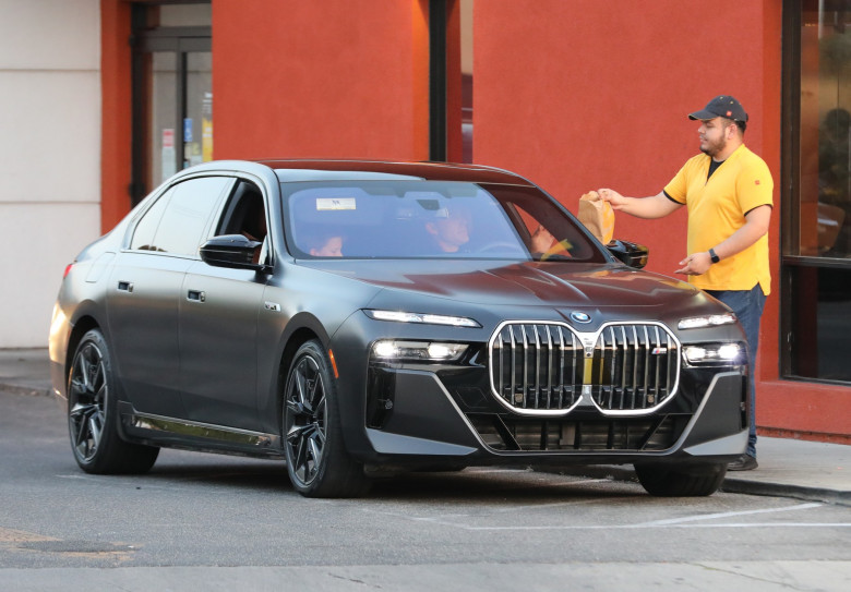 PREMIUM EXCLUSIVE Ben Affleck Stuffs His Face At The McDonald's Drive-Thru