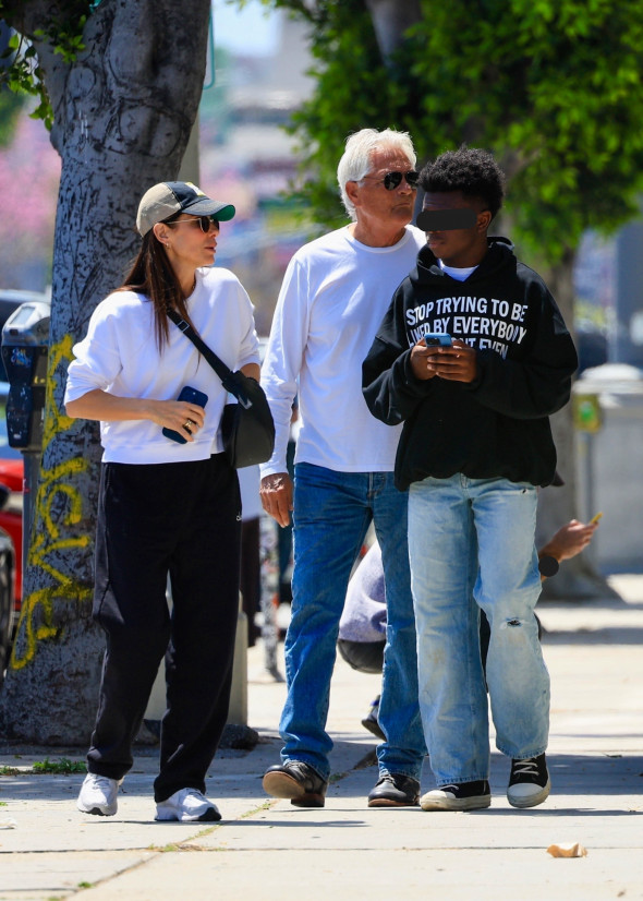 Sandra Bullock, însoțită de fiul ei, Louis, și de bodyguardul ei Peter Weireter/ Profimedia