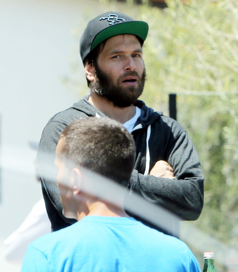 EXCL A scruffy Rick Salomon having antimated conversation