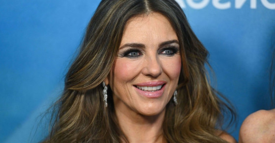 Liz Hurley, irezistibilă într-o rochie cu un decolteu imposibil de ignorat, la petrecerea lui Hugh Grant. Arată fabulos la 59 de ani