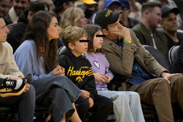 Mila Kunis și Ashton Kutcher, alături de copiii lor / Profimedia Images