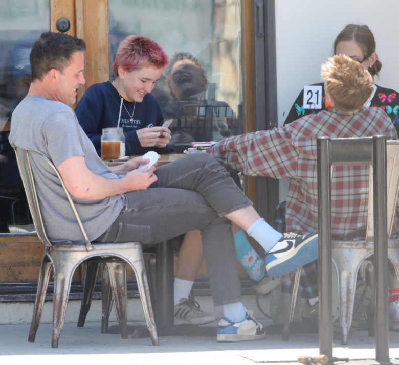 PREMIUM EXCLUSIVE Smiling Ben Affleck enjoys playing cards with kids