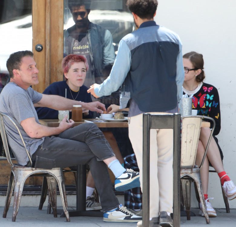 PREMIUM EXCLUSIVE Smiling Ben Affleck enjoys playing cards with kids