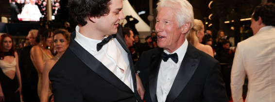Descente Richard Gere, alături de fiul lui, Homer, la Festivalul de Film de la Cannes / Profimedia Imagesdes marches du film "Oh Canada" lors du 77ème Festival International du Film de Cannes, au Palais des Festivals à Cannes.